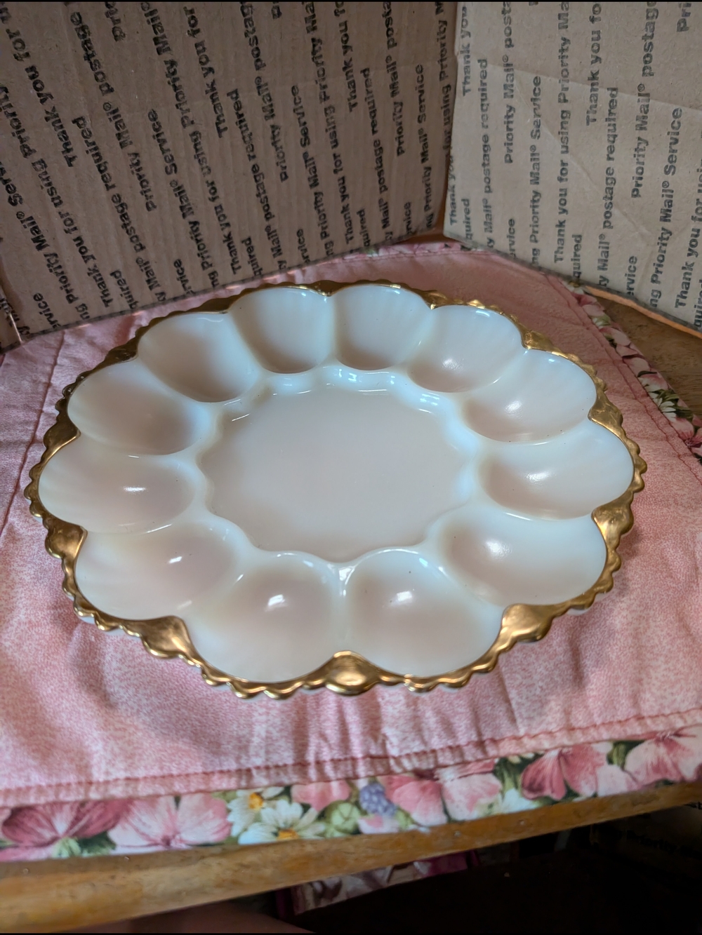 Elegant White and Gold Scalloped Egg Tray - Vintage Style